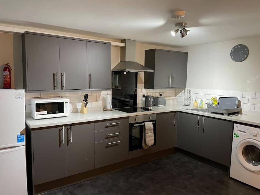 Maple House - 2 Bedroom House With Free Parking In Town By Shortstays4U คิงส์ลินน์ ภายนอก รูปภาพ